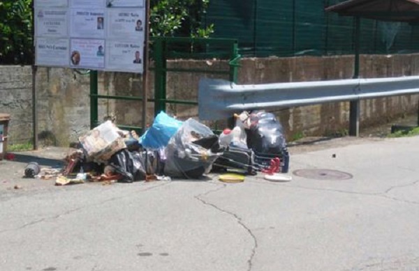 Favria: spuntano i rifiuti abbandonati per strada e il sindaco Bellone invita i cittadini a taggare il maiale