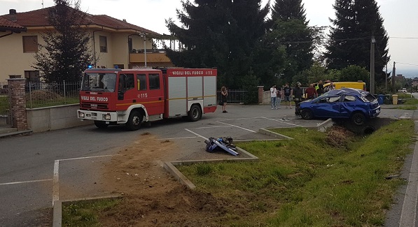 Forno Canavese: esce di strada e si ribalta più volte con l’auto. Ragazzo di 21 anni è grave al Cto