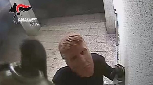 Facevano esplodere i bancomat mascherati da Trump. Arrestati i membri della banda della marmotta