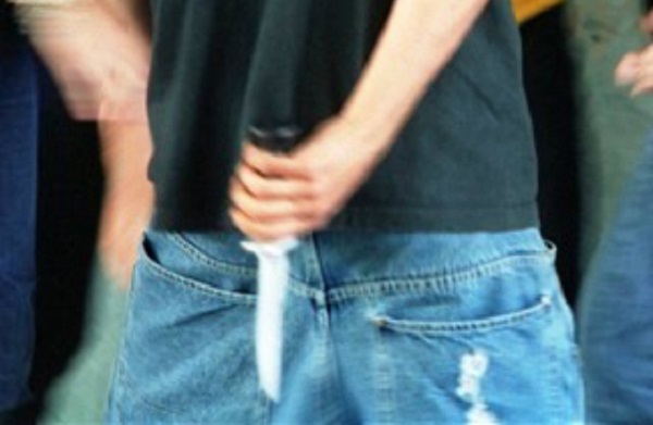 Leinì, litiga nel bar e minaccia i clienti con un coltello. Denunciato giovane di Bosconero