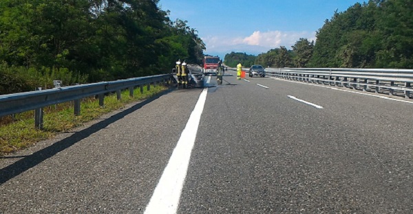 San Giusto Canavese: auto va a fuoco sulla Torino-Aosta. Attimi di terrore per due automobilisti