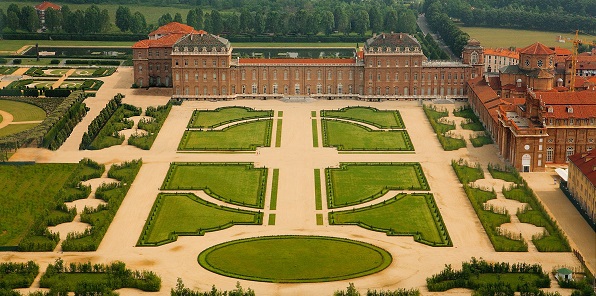 Record di visitatori a Ferragosto nei Musei Reali. Gran folla di turisti alla Reggia di Venaria