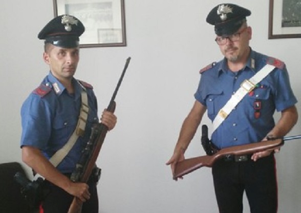 Corio: avevano in casa droga e armi rubate. Arrestati un uomo di 57 anni e la convivente di 45