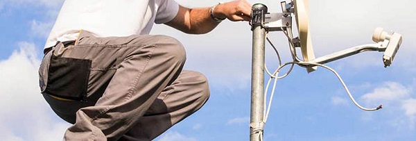 Corio Canavese: sale sul tetto per sistemare l’antenna, scivola, cade e muore sul colpo