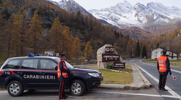 Ceresole Reale, viaggiava in automobile armato di pugnale. Nei guai un 24enne di Borgaro