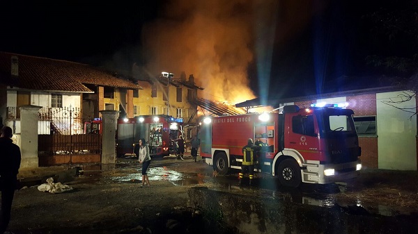 Fiamme nella notte a Ciconio: un vasto incendio devasta le strutture di un’azienda agricola