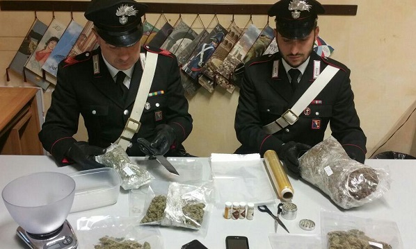 Ivrea: i carabinieri lo sorprendono in casa con un chilo di marijuana. In manette giovane di 19 anni