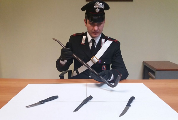 Pavone, andavano in giro con coltelli a serramanico e un piede di porco. Denunciati due disoccupati