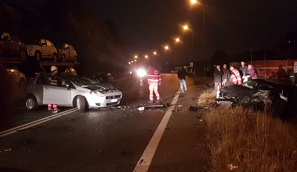 Drammatico incidente sull’ex 460 a Feletto. Quattro feriti in ospedale e due auto distrutte