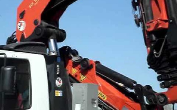 Feletto: camion frigo esce di strada e finisce nel fossato. Traffico in tilt sulla provinciale 41