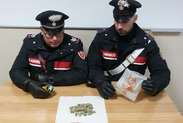 Ivrea, viaggiava in auto con venti grammi di marijuana. Giovane di vent’anni denunciato alla procura