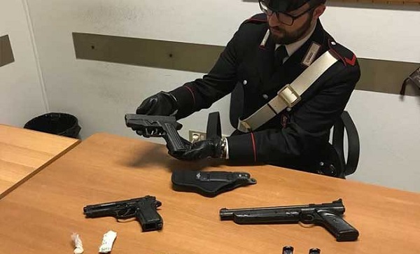 Operazione antidroga a Leinì: in manette imprenditore che aveva in casa armi e stupefacenti