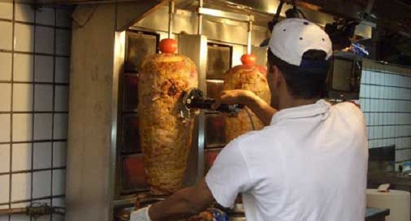 Borgaro: ordina una birra, un kebab, non paga il conto e aggredisce il titolare. Arrestato 42enne