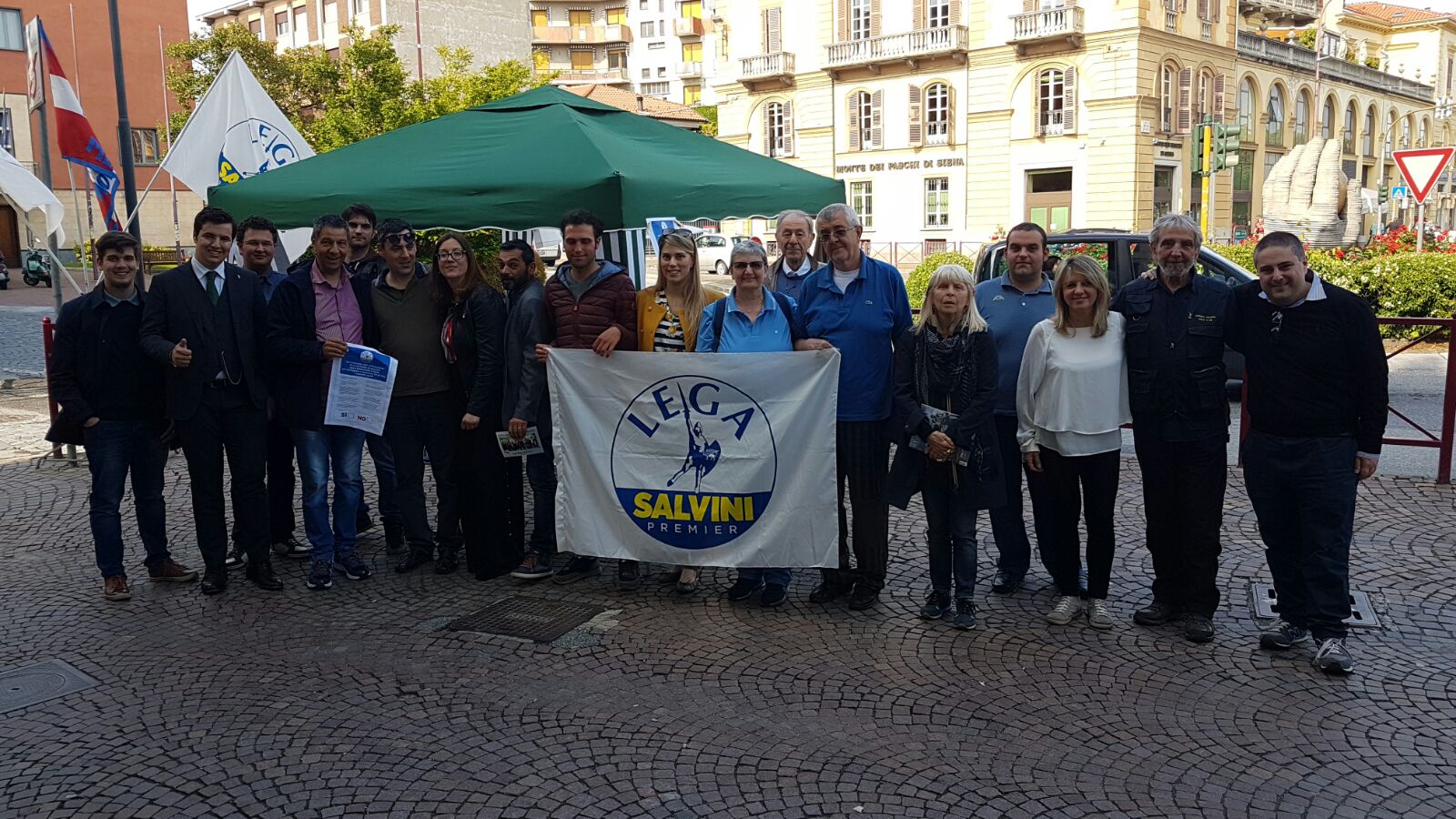 Contratto Salvini-Di Maio: il popolo leghista dei gazebo approva il contratto di governo