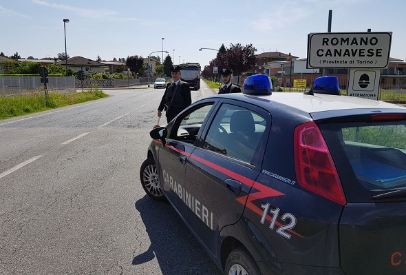 Cuorgnè-Castellamonte: 40enne fa il dito medio ai carabinieri. Automobilista multato e denunciato