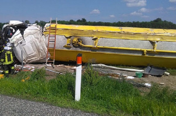 Volpiano-San Giorgio: autocisterna piena di carburante si ribalta sull’A5. Ferito camionista