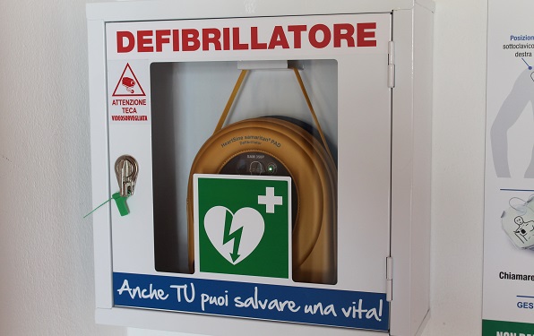Settimo Torinese: donna si accascia al suolo per un malore. Salva grazie al defibrillatore e ai colleghi