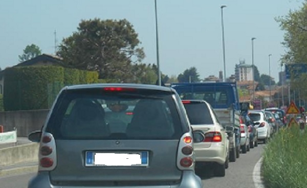 Busano: incidente stradale sulla provinciale 13. Furgone contro Tir. Illesi i conducenti e traffico in tilt