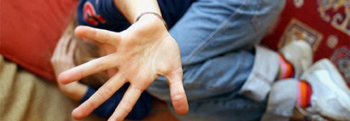 Ivrea: cinghiate e insulti ai tre figli piccoli. Il padre patteggia la pena mentre la madre va a processo