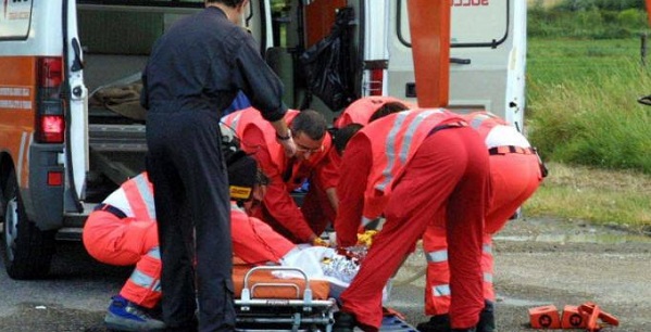 Nole, violento scontro tra due auto all’incrocio: una si ribalta, nessun ferito grave