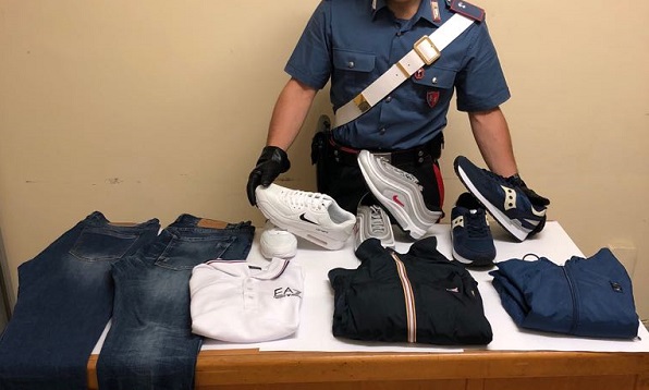 Valperga: era in possesso di capi di abbigliamento rubati. Denunciato un senegalese di 56 anni