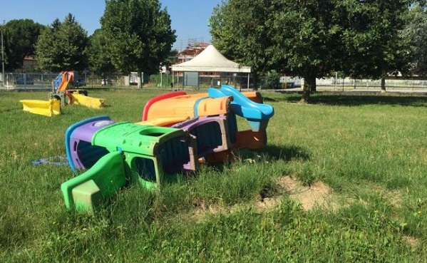 Castellamonte: i vandali colpiscono di notte e distruggono i giochi per bimbi dell’asilo “Musso”