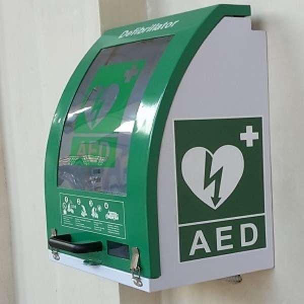 Infarti, Chivasso è una città cardioprotetta. Il Comune installa 4 defibrillatori nei punti strategici della città