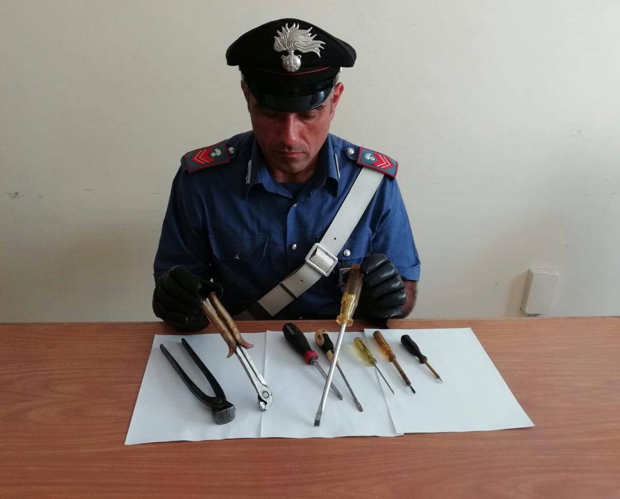 Cuorgnè: sorpreso in auto dai carabinieri ubriaco e senza patente. 43enne denunciato alla procura