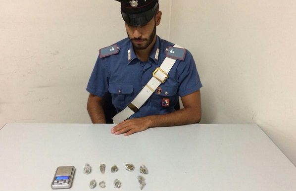 Controlli antidroga dei carabinieri tra i giovani: denunciato per spaccio pusher di 16 anni