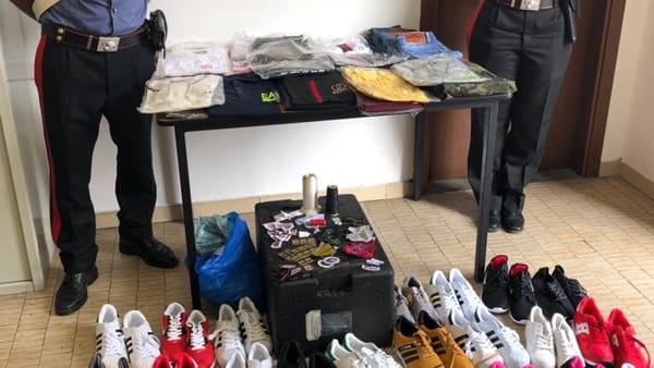 Caselle: vendeva scarpe e abbigliamento contraffatti. I carabinieri denunciano senegalese di 39 anni