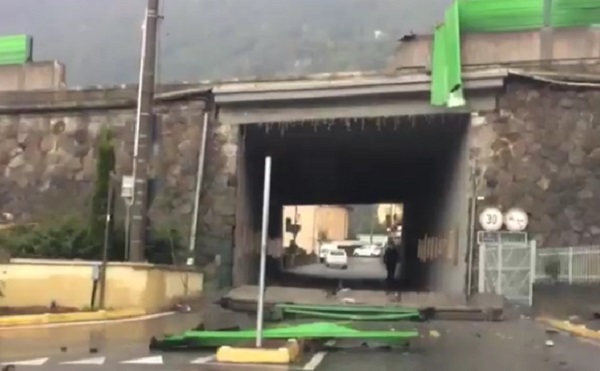Autostrada A5: Tir sbanda, si ribalta e abbatte le barriere del viadotto. Due feriti e disagi per il traffico