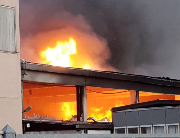Borgaro: azienda che produce inchiostri distrutta da un incendio. A casa 35 dipendenti