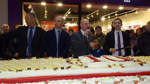 Rivarolo: con il taglio di una pantagruelica torta l’Urban Center ha festeggiato i primi 10 anni di attività
