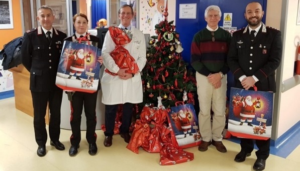 Natale nel reparto di Pediatria a Ciriè: i carabinieri consegnano i pacchi dono ai bambini