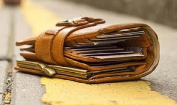 Rivarolo: l’onestà non ha colore. Profugo trova portafoglio per terra e lo consegna alla proprietaria