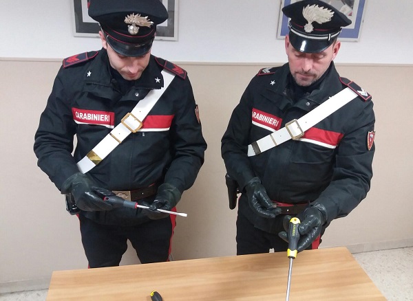 Ivrea, sorprese mentre rubano in un’abitazione. Una minore arrestata e un’altra denunciata