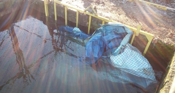 Malanghero: gettano la piscina gonfiabile nel canale irriguo. Allagata la pista dell’aeroporto