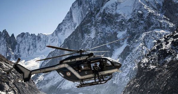 Usseglio: decolla in elicottero da Busano e atterra nella piazza del paese in Val di Viù