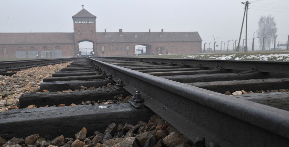 Chivasso, gli studenti del “Treno della Memoria” raccontano la Shoah in una mostra grafica e fotografica