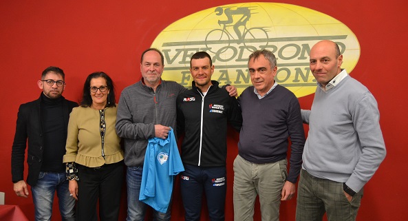 Ciclismo, l’entusiasmo di San Francesco Al Campo: il campione Mattia Viel testimonial del “Francone”