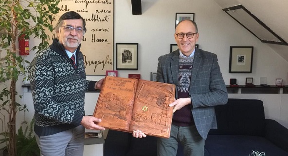 Castellamonte: consegnata alla Polonia un’opera del ceramista Grandinetti per ricordare il genocidio