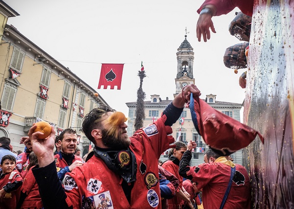Battaglia delle arance da record a Ivrea: domenica 19, 19.800 biglietti venduti e 30mila partecipanti