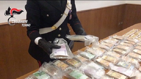 Custodivano un “tesoro” da 1,3 milioni di euro in lingotti d’oro e banconote. In manette 4 imprenditori