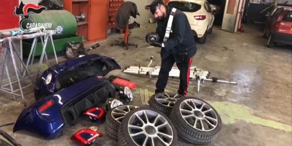 Caselle: nell’officina aveva componenti per auto rubati. Carrozziere denunciato per ricettazione