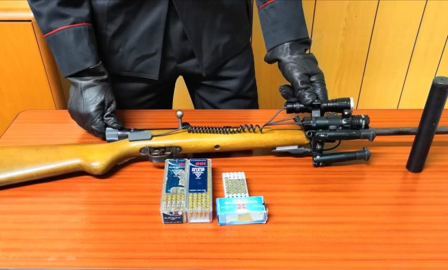 Brosso: in casa aveva una carabina non denunciata. In manette un uomo disoccupato di 42 anni