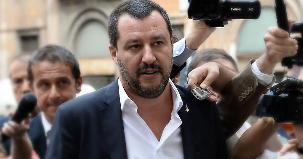 Giovane aveva sputato su un manifesto che ritraeva Matteo Salvini. Per il giudice non è reato