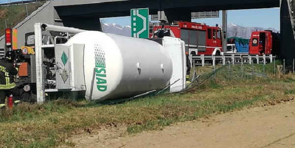 Incidente sulla Torino-Aosta: autocisterna piena di azoto sbanda e si ribalta. Ferito l’autista del mezzo