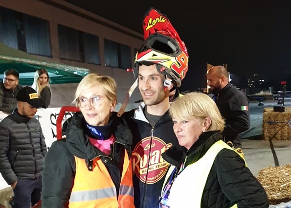 Motor Show a Busano: applausi per la spericolata esibizione di Loris Rosati, campione di Ape Proto