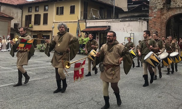 Suonano le chiarine e rullano i tamburi: a Oglianico tutto è pronto per le “Idi di Maggio”