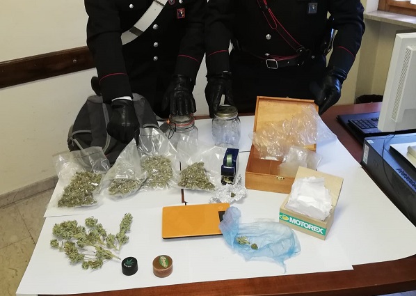 Valchiusella: in casa nascondeva oltre 400 grammi di marijuana. In manette giovane 24enne